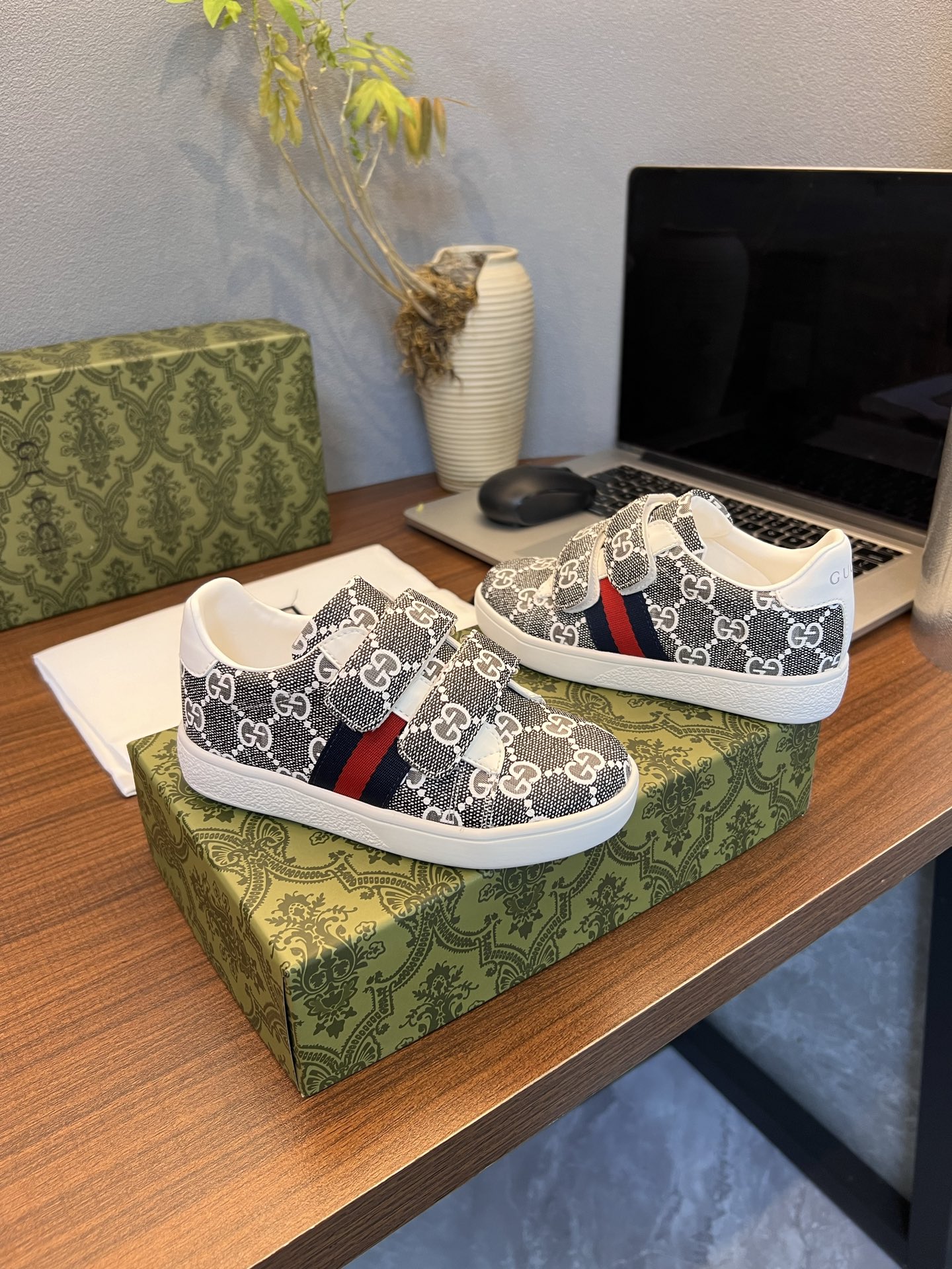 Children's shoes child